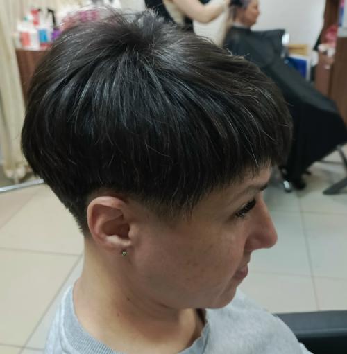 Стрижка пикси\xA0- вариант женской стрижки с минимальной длиной волос по бокам и сзади, с удлинённой макушкой и ассиметричной чёлкой.  