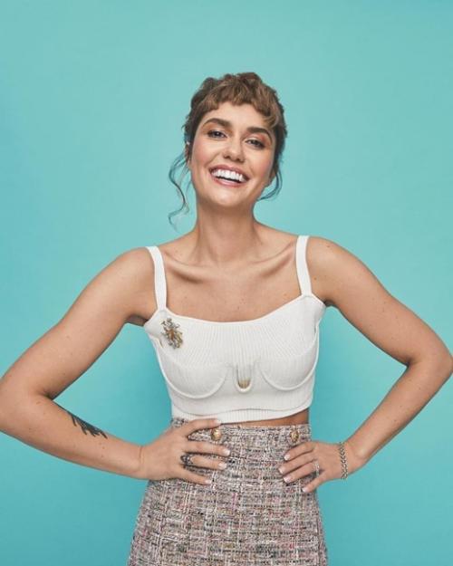 Агата муцениеце появилась на обложке февральского номера журнала Cosmopolitan. 07