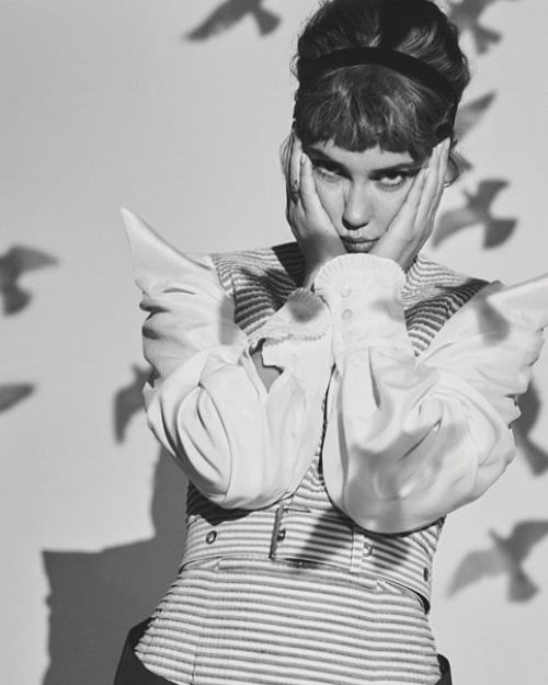 Агата муцениеце появилась на обложке февральского номера журнала Cosmopolitan. 03