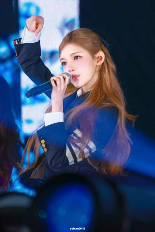 Юха из Hearts2hearts действительно легедарна, и я даже не преувеличиваю. 03