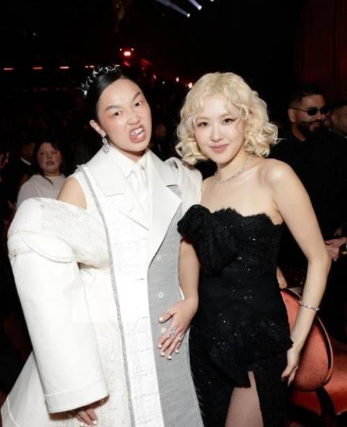 К - нетизены защищают розэ от хейтеров, комментирующих её прическу на Grammys. 04