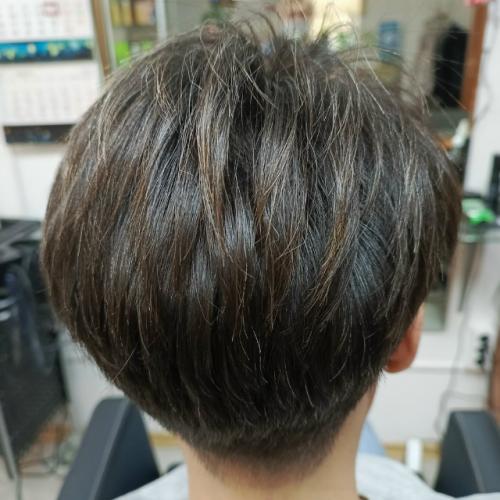 Стрижка пикси- вариант женской стрижки с минимальной длиной волос по бокам и сзади, с удлинённой макушкой и ассиметричной чёлкой. 01