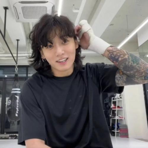 Theqoo чонгук из BTS, который отрастил длинные волосы и теперь может их завязывать. 01 Theqoo чонгук из BTS, который отрастил длинные волосы и теперь может их завязывать. 01