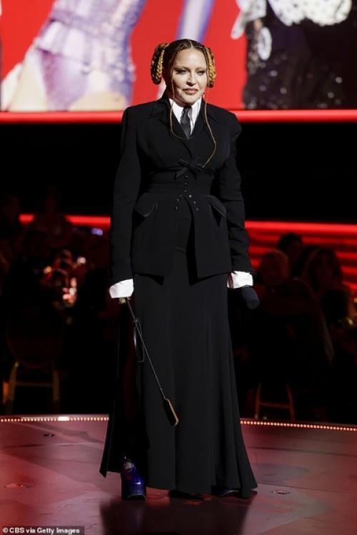 В сети обсуждают неузнаваемую мадонну, которая появилась на церемонии вручения премии Грэмми. 01