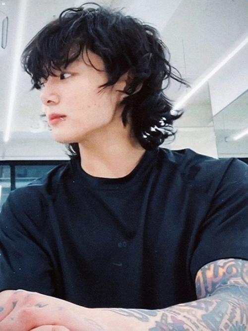 Theqoo чонгук из BTS, который отрастил длинные волосы и теперь может их завязывать. 02 Theqoo чонгук из BTS, который отрастил длинные волосы и теперь может их завязывать. 02