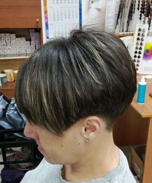 Стрижка пикси- вариант женской стрижки с минимальной длиной волос по бокам и сзади, с удлинённой макушкой и ассиметричной чёлкой. 02