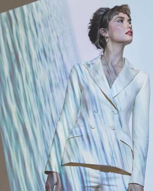 Агата муцениеце появилась на обложке февральского номера журнала Cosmopolitan. 04