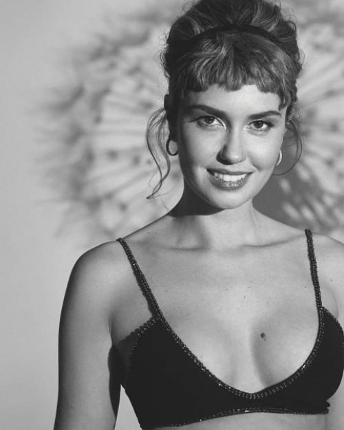 Агата муцениеце появилась на обложке февральского номера журнала Cosmopolitan. 01