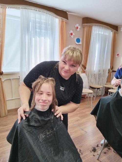 В один из солнечных дней к нам приехали волонтёры: парикмахеры, под руководством Натальи Николаевны Гасан. 09