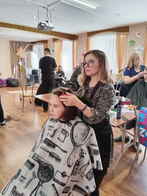 В один из солнечных дней к нам приехали волонтёры: парикмахеры, под руководством Натальи Николаевны Гасан. 01