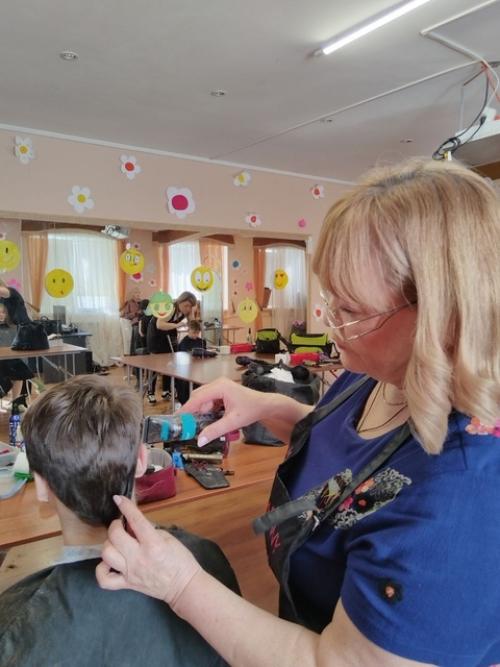 В один из солнечных дней к нам приехали волонтёры: парикмахеры, под руководством Натальи Николаевны Гасан. 08