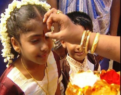 Тилак. Не в каждом религиозном течении трипундру и урдхва - пундру можно ставить женщинам. 07 Тилак. Не в каждом религиозном течении трипундру и урдхва - пундру можно ставить женщинам. 07