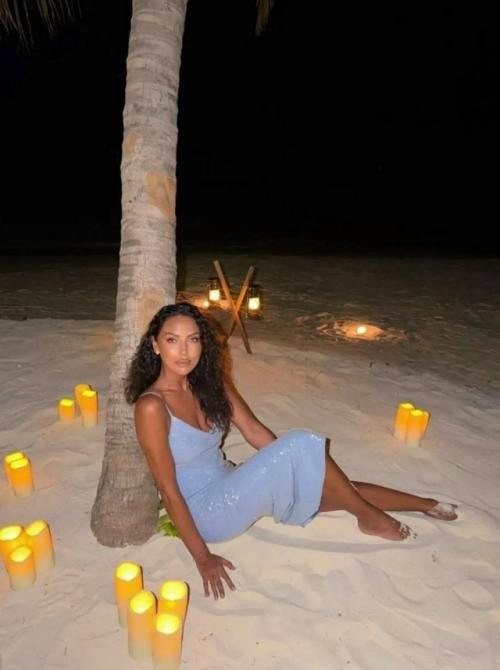 Алсу поделилась снимками с океаном, свечами и кудрями, которые сразу вызывают желание отправиться в отпуск. 04