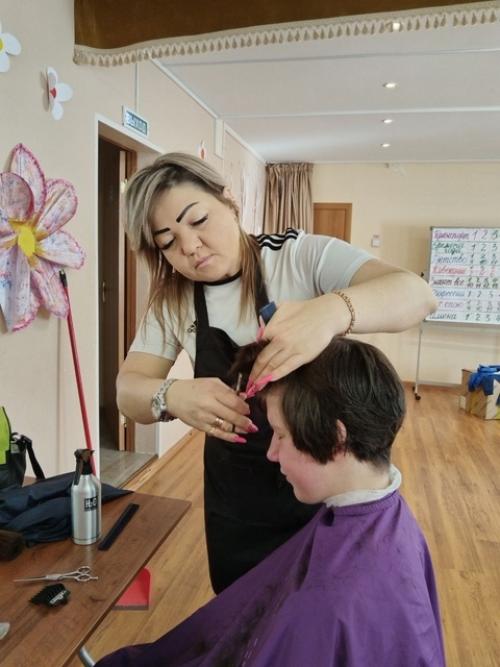 В один из солнечных дней к нам приехали волонтёры: парикмахеры, под руководством Натальи Николаевны Гасан. 05