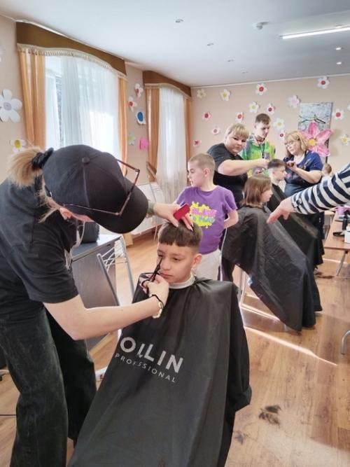 В один из солнечных дней к нам приехали волонтёры: парикмахеры, под руководством Натальи Николаевны Гасан. 06
