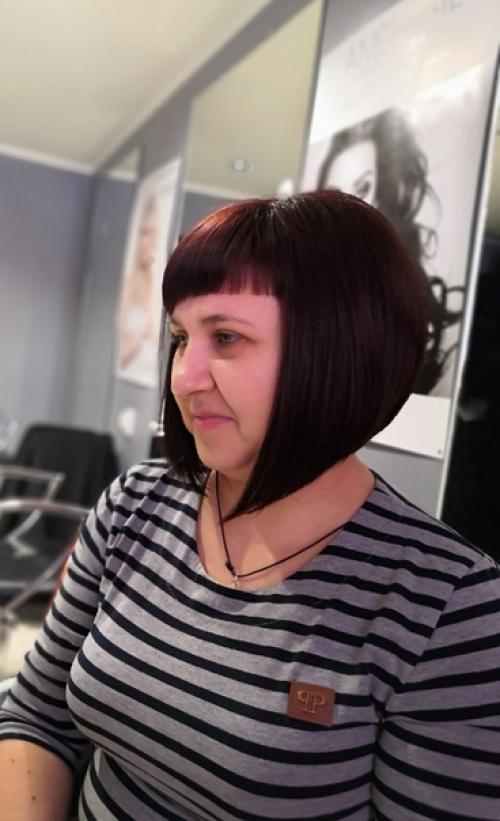 Стрижка Каре присутствует лёгкая градуировка в нижней затылочной зоне, косая чёлка. 02
