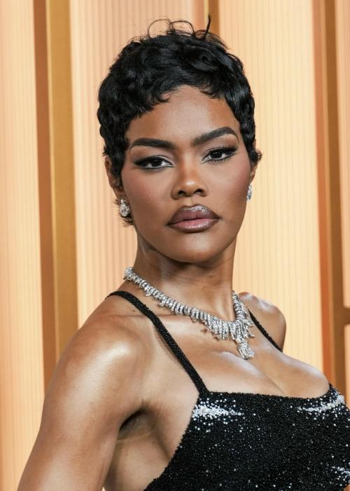 Все смотрели на платье бабочки, но мой шок в шоке от другого. 

