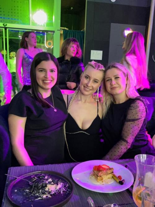 Отвечая на вопросы Кто на Фото, что с прической, что за праздник и тому подобные. 03