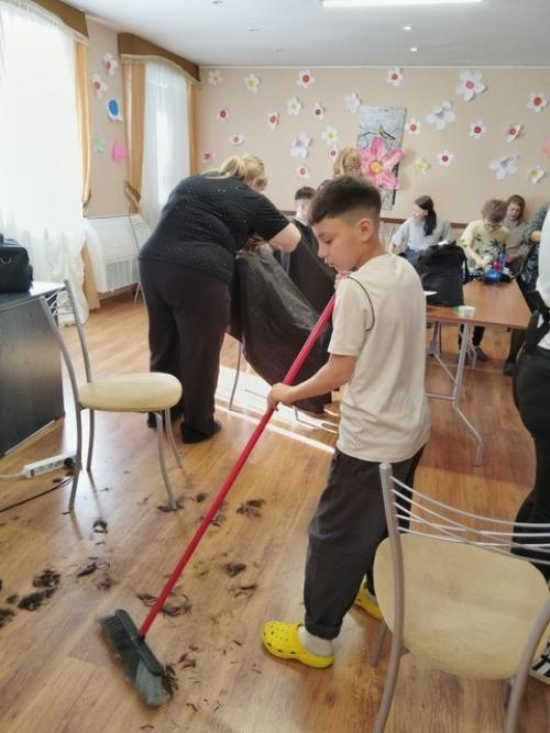 В один из солнечных дней к нам приехали волонтёры: парикмахеры, под руководством Натальи Николаевны Гасан. 04