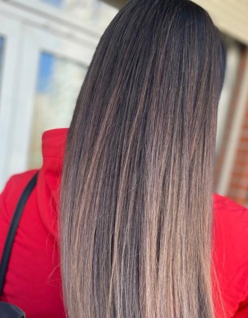 Градиентное окрашивание - это вид тонирования (а чаще еще и мелирования), при котором на волосах создается плавный эффект перехода цвета. 01