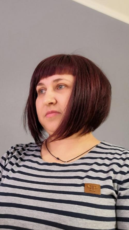 Стрижка Каре присутствует лёгкая градуировка в нижней затылочной зоне, косая чёлка. 01