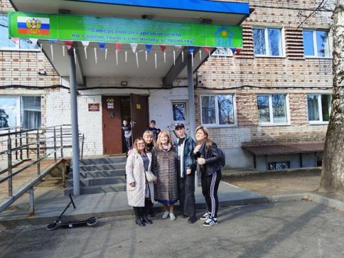 В один из солнечных дней к нам приехали волонтёры: парикмахеры, под руководством Натальи Николаевны Гасан. 02