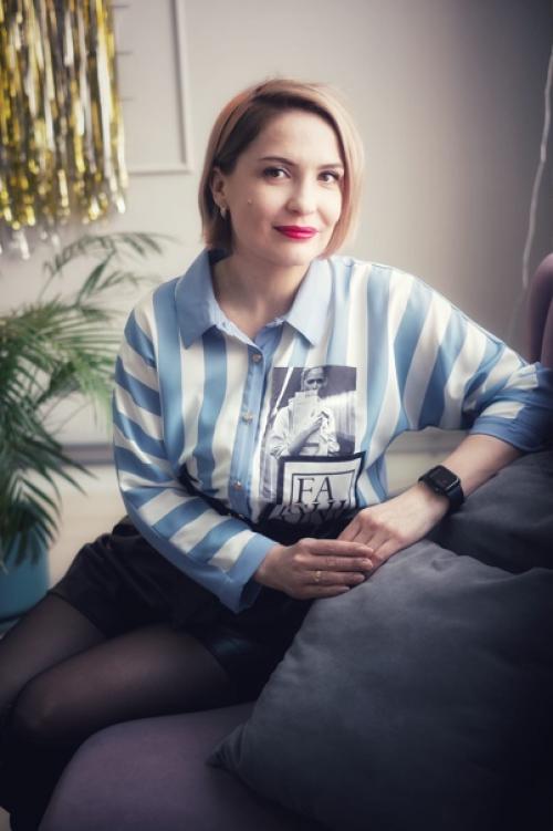 Вот такие мы красивые после макияжа и уроков причёсок. 01