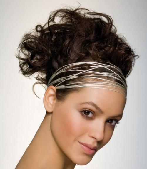 Основной женской причёской был Греческий Узел: разделенные на прямой пробор и спущенные низко на лоб волосы укладывались в узел на затылке. 03