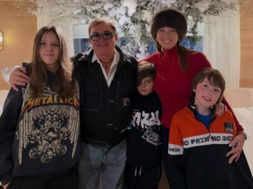 Дибровы снова вместе - повод очень семейный собрались. 01