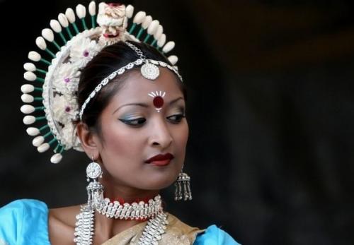 Тилак. Не в каждом религиозном течении трипундру и урдхва - пундру можно ставить женщинам. 03 Тилак. Не в каждом религиозном течении трипундру и урдхва - пундру можно ставить женщинам. 03