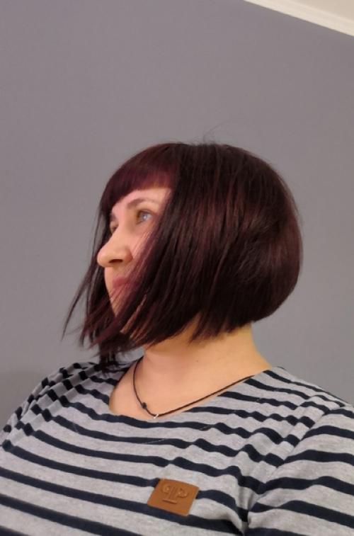 Стрижка Каре присутствует лёгкая градуировка в нижней затылочной зоне, косая чёлка. 03