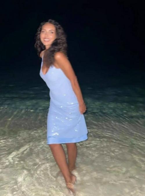 Алсу поделилась снимками с океаном, свечами и кудрями, которые сразу вызывают желание отправиться в отпуск. 03