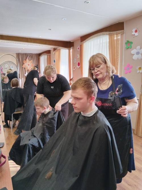 В один из солнечных дней к нам приехали волонтёры: парикмахеры, под руководством Натальи Николаевны Гасан. 03