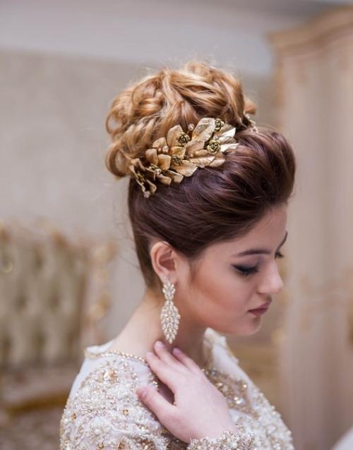 Основной женской причёской был Греческий Узел: разделенные на прямой пробор и спущенные низко на лоб волосы укладывались в узел на затылке. 01