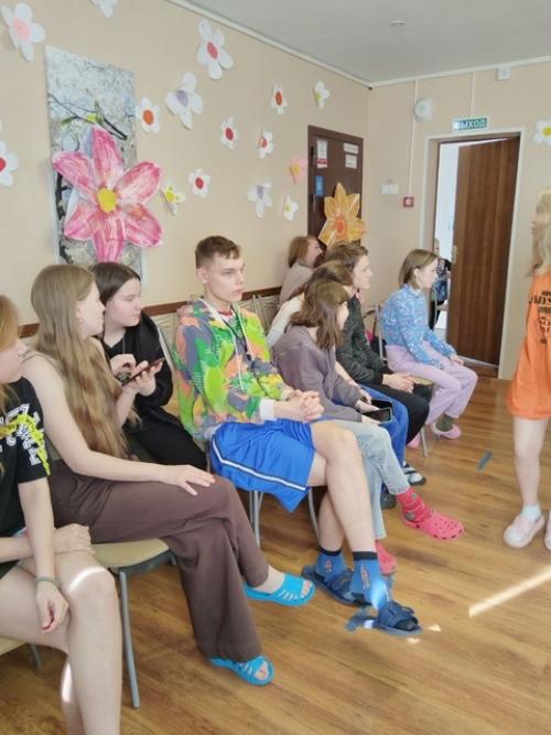 В один из солнечных дней к нам приехали волонтёры: парикмахеры, под руководством Натальи Николаевны Гасан. 07