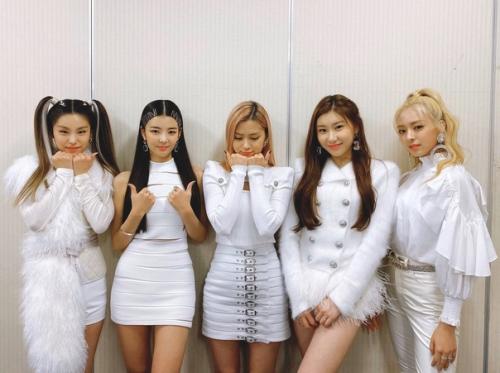 Theqoo корейские нетизены говорят, что Дженни из Blackpink сделала эту причёску очень популярной в к - поп. 04