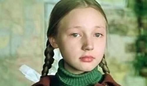 На первом фото Кристина Орбакайте в том же возрасте, что и её дочь Клавдия. 02