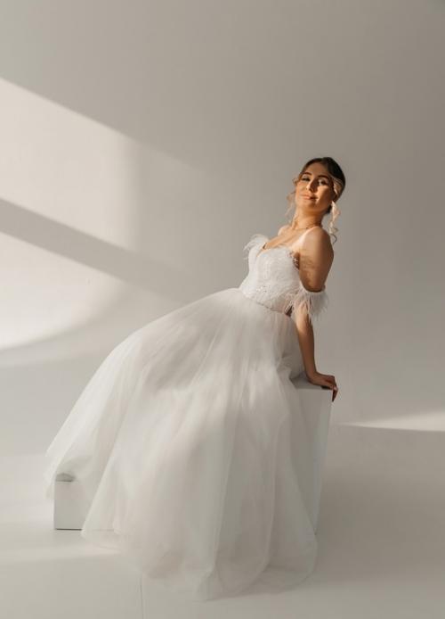 Фотосессия невесты - это важная часть свадебной фотосессии, которая позволяет запечатлеть ее красоту и индивидуальность. 02