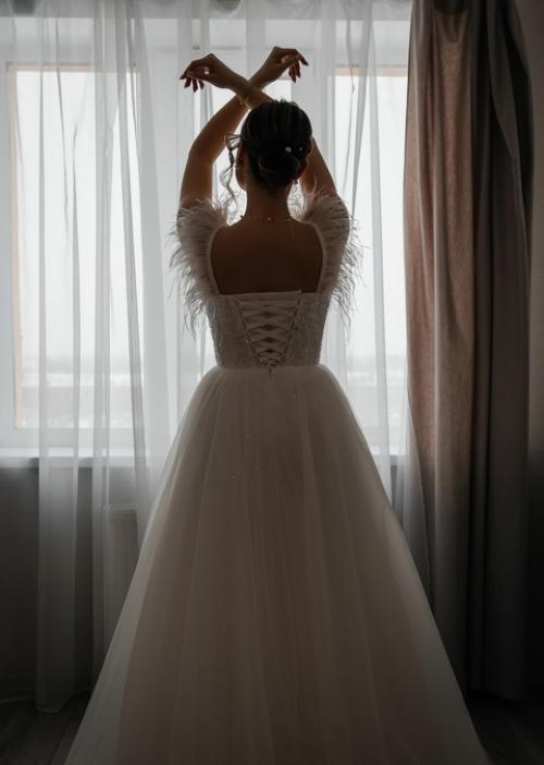 Фотосессия невесты - это важная часть свадебной фотосессии, которая позволяет запечатлеть ее красоту и индивидуальность. 08