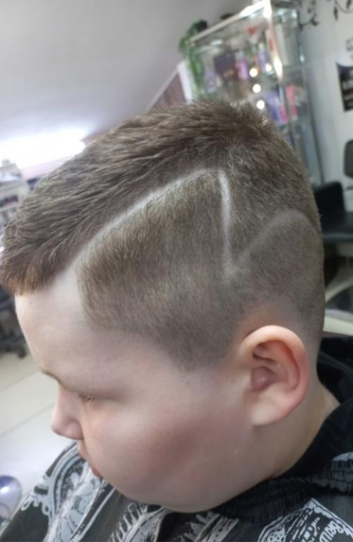 Мода на мужские стрижки в сезоне 2025 года меняется так же стремительно, как и на женские. 03