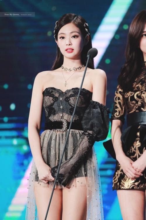 Theqoo корейские нетизены говорят, что Дженни из Blackpink сделала эту причёску очень популярной в к - поп. 02