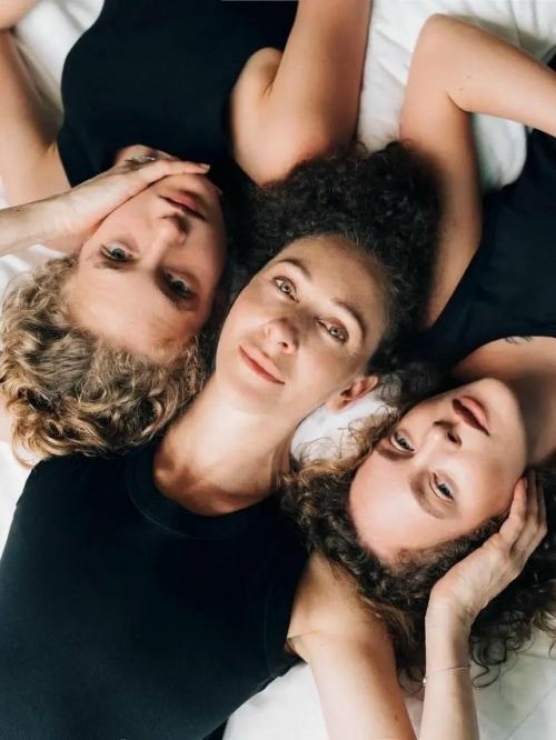 Аглая Тарасова разместила в соцсетях снимки с мамой Ксенией Раппопорт и сестрой Софией, которая является дочерью Юрия колокольникова. 01