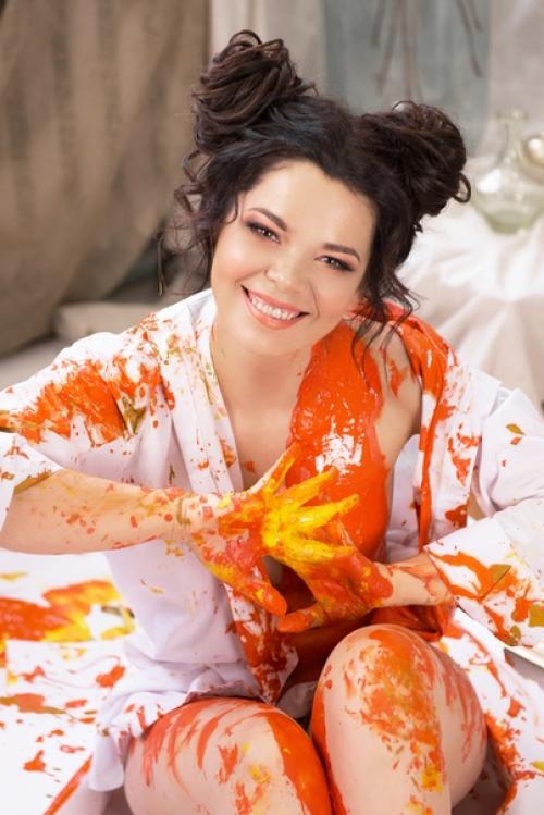 Очень хочется ярко-оранжевого насыщенного цвета: апельсинов, солнышка, цветов и конечно же оранжевой гуаши на телах красивых моделей. 01