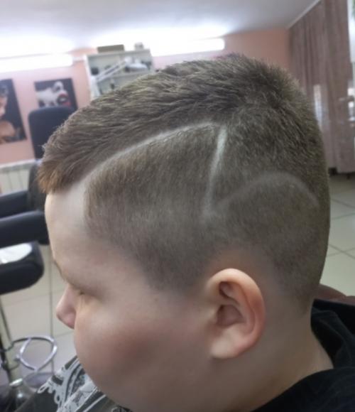 Мода на мужские стрижки в сезоне 2025 года меняется так же стремительно, как и на женские. 01