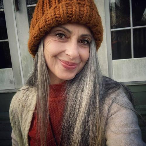 Блогер Джоанна (59 лет) пропагандирует естественное старение и отказ от окрашивания волос, а также вдохновляет своих ровесниц принять свой возраст. 01