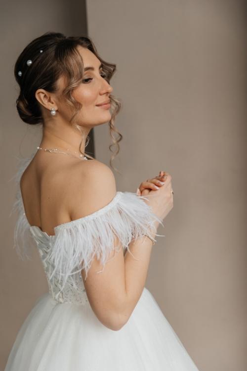 Фотосессия невесты - это важная часть свадебной фотосессии, которая позволяет запечатлеть ее красоту и индивидуальность. 03
