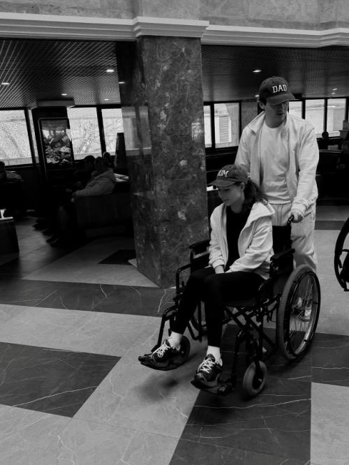 Друг лерчек - фотограф Георгий камаев навестил ее в больнице и поделился серией фотографий. 04