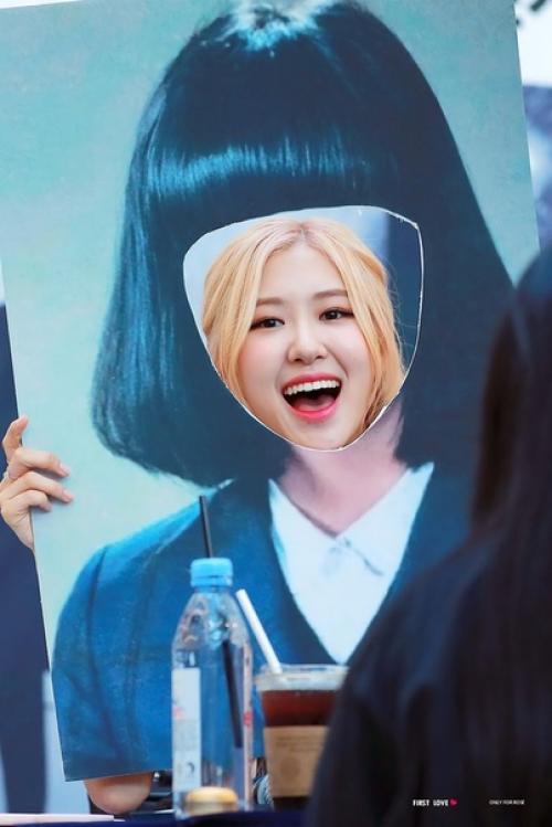 - в прошлом году, когда джису общалась с поклонниками на ch кто-то упомянул, что её причёска на фото из школьного альбома похожа на кимбап;. 03