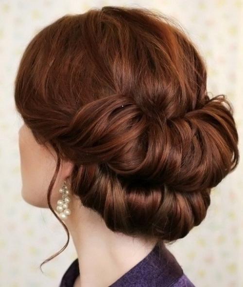 Валик - это предварительно начесанные и уложенные в виде валика волосы. 01