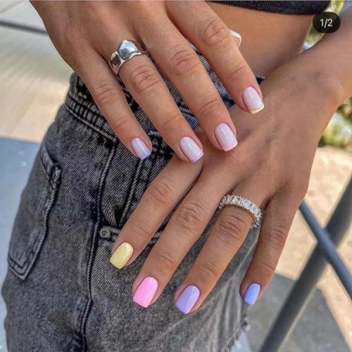 Не все поддались модному веянию и нарастили длинные ноготки. 02